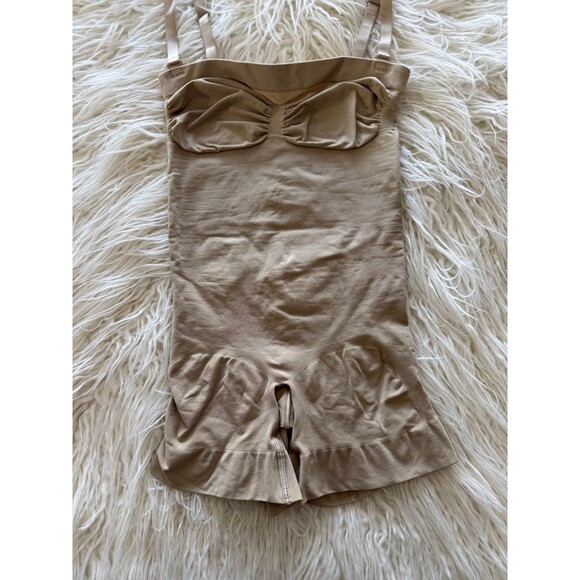 Skims Seamless Sculpt Strapless Shortie Bodysuit Clay
Size Medium - Picture 6 of 10